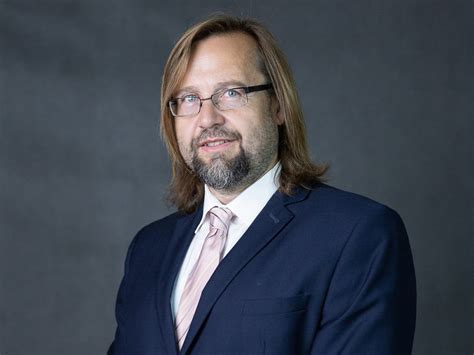 Schemat porównujący umowę o dzieło i umowę zlecenia