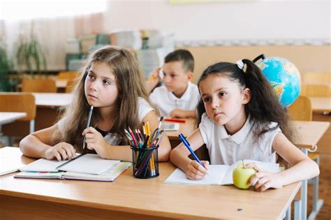 Dzieci uczące się z materiałami Montessori