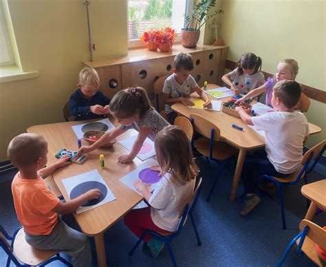 Dzieci pracujące w grupie metodą Montessori