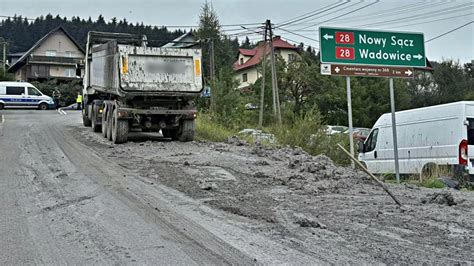 zdjęcie przedstawiające europejskie drogi z ciężarówkami