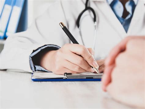 Lekarz wypisujący zwolnienie lekarskie