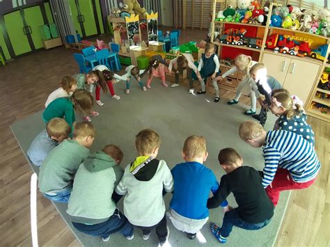 Socjoterapeuta prowadzący zajęcia grupowe z dziećmi