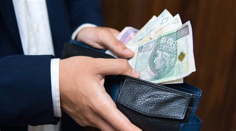 Schemat przedstawiający podmioty uprawnione do dodatkowego wynagrodzenia rocznego dla nauczycieli