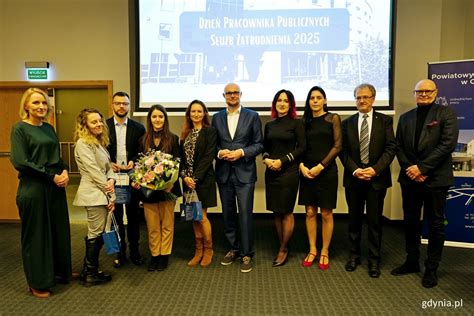 Pracownicy urzędu pracy pomagający bezrobotnym