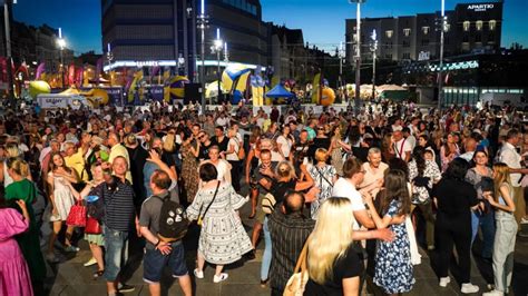 Ludzie tańczący flash mob na ulicy