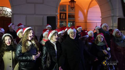 Świąteczny flash mob z tańczącymi ludźmi