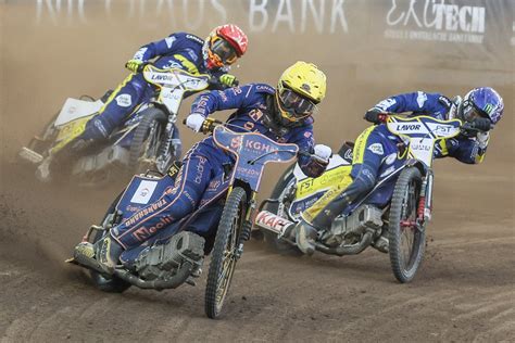 Piotr Baron prowadzący program w lesie