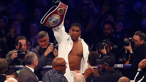 Anthony Joshua z pasami mistrzowskimi