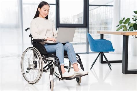 Student na wózku inwalidzkim korzystający z laptopa