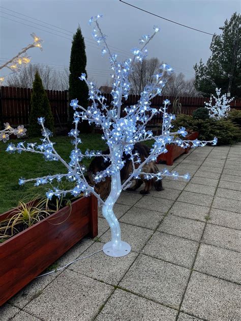 Drzewko świecące LED w ogrodzie