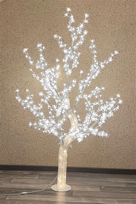 Świecące drzewko w salonie