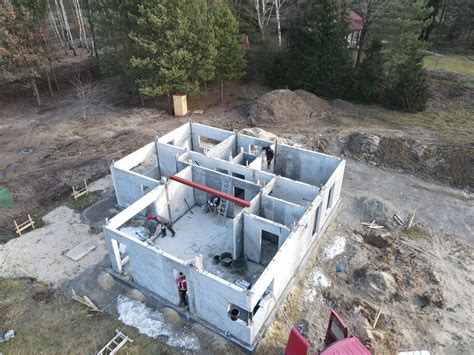 Budowa domu z widocznymi instalacjami
