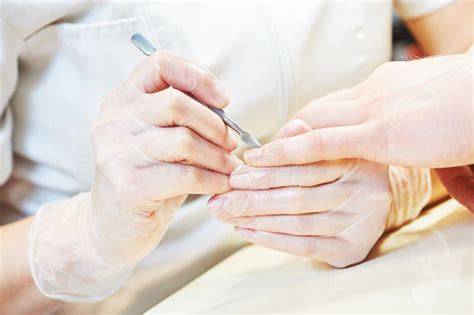 Kobieta wykonująca manicure