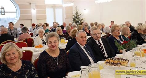 Emeryci podczas spotkania kulturalnego