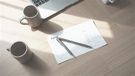 Grafika wyjaśniająca różnicę między ceną netto a brutto