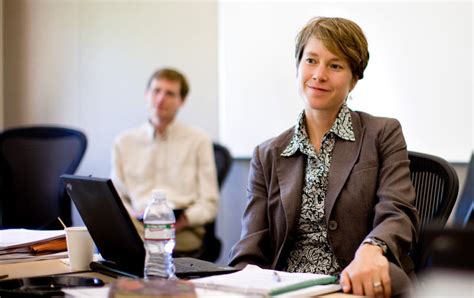 Schemat pokazujący obowiązki informacyjne sprzedawcy wobec konsumenta