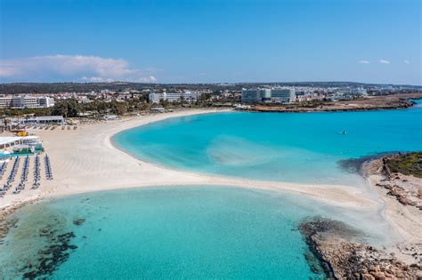 Piękna plaża w Ayia Napa w słoneczny dzień
