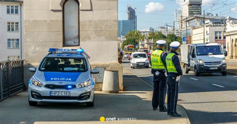 Zdjęcie policyjnego radiowozu na tle budynku komendy policji