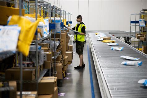 Pracownicy magazynu Amazon