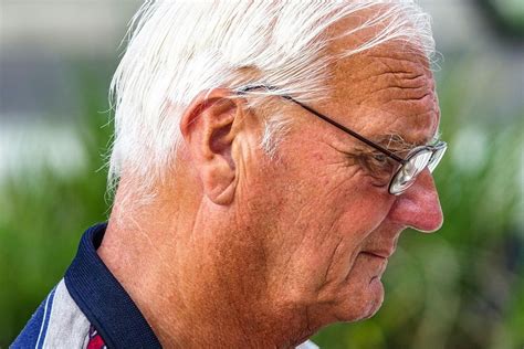 Infografika porównująca wpływ pracy na pełen i pół etatu na wysokość emerytury.