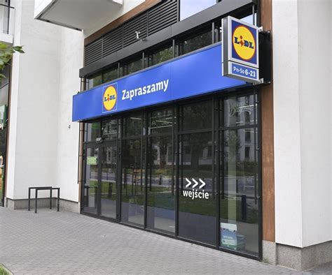 zdjęcie lokalu użytkowego z widocznym szyldem