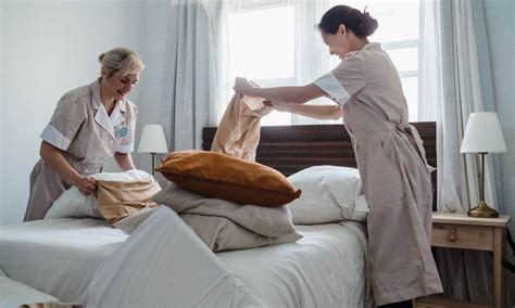 pracownik hotelowy sprzątający pokój