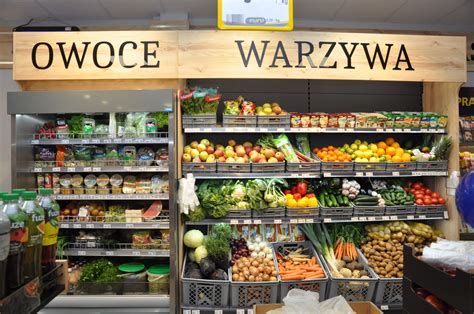 Stoisko ze świeżymi owocami i warzywami w sklepie Netto