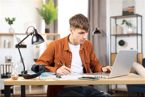 Student pracujący przy komputerze