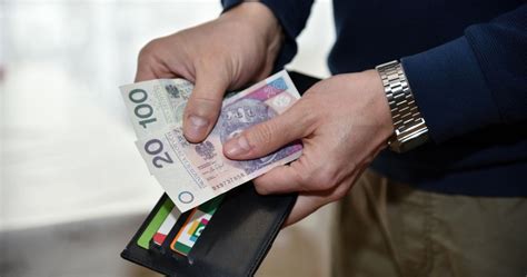 Tabela porównująca zasiłek stały i okresowy