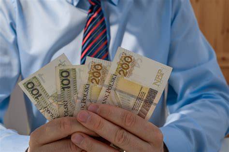 Schemat wyjaśniający warunki wypłaty wynagrodzenia za niezrealizowane godziny nadliczbowe