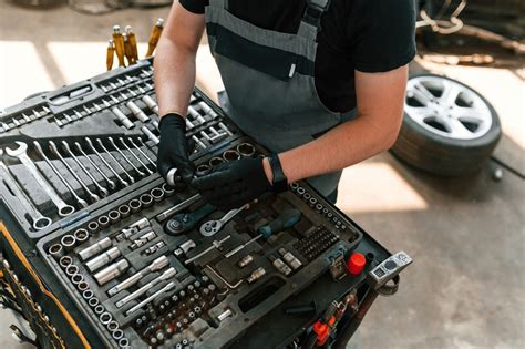 Mobilny mechanik przy pracy