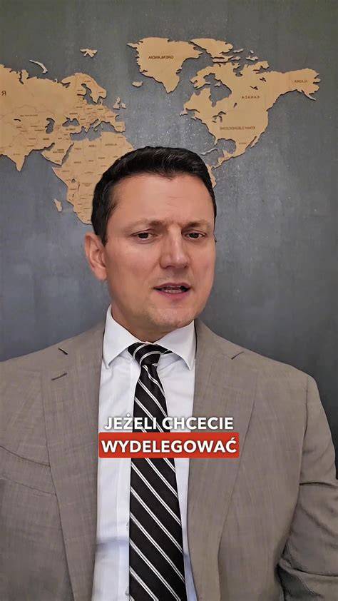 Pracownik planujący urlop i podróż służbową
