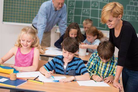 Nauczyciele pracujący z uczniami w klasie