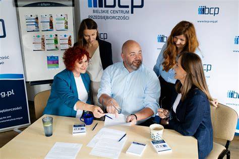 Zdjęcie grupy mediatorów podczas szkolenia