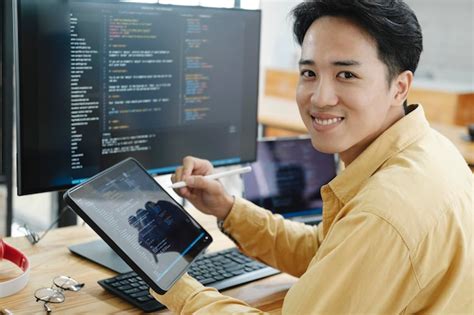 Stażysta programista pracujący przy kodzie