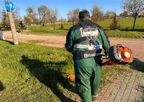 Pracownik wykonujący prace porządkowe