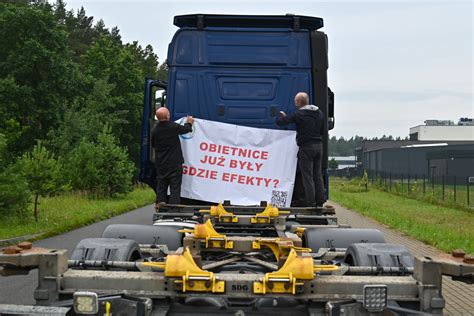 Banery związkowe z hasłami o podwyżkach