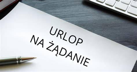 Schemat przedstawiający proces zgłaszania i udzielania urlopu na żądanie