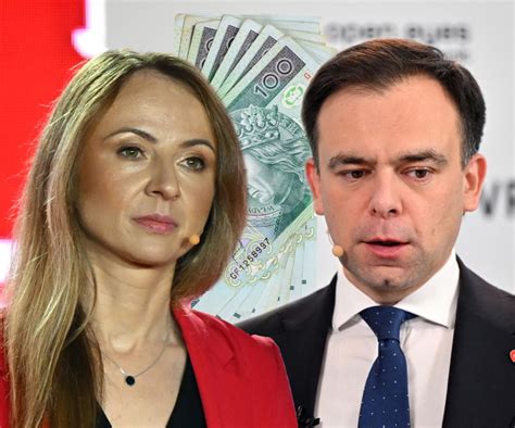Portrety polityków: Agnieszka Dziemianowicz-Bąk w czerwonej marynarce i Andrzej Domański w garniturze z krawatem, a między nimi banknoty 100 zł. Zdjęcie symbolizuje debatę o płacy minimalnej i jej wpływie na gospodarkę.