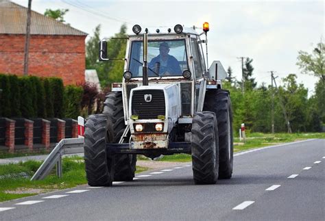 porównanie kosztów zakupu ciągnika dla rolnika VAT i ryczałtowego