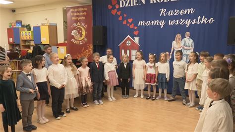Dzieci śpiewają piosenkę dla mamy