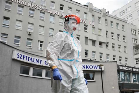 Pracownik w stroju ochronnym