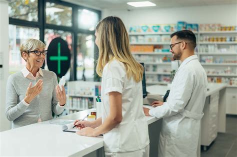 Student farmacji odbywa staż w aptece