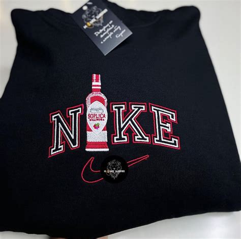 Przykłady odzieży z haftem: koszulka polo, bluza, czapka