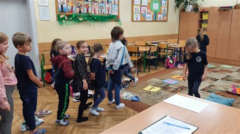 Nauczyciel prowadzący zajęcia w świetlicy szkolnej