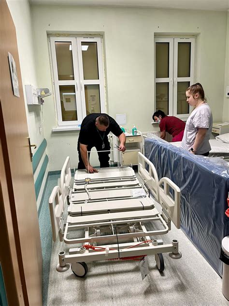 Pracownik dbający o sprzęt służbowy