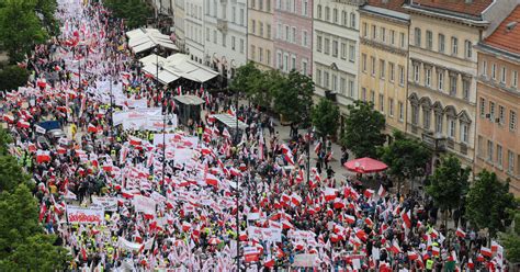Zdjęcie z protestu związkowego lub marszu równości