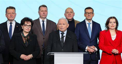 Zdjęcie grupy członków Partii Razem podczas spotkania lub akcji