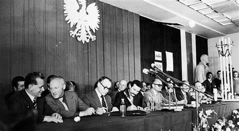 Historyczne zdjęcie Lecha Wałęsy podczas strajku