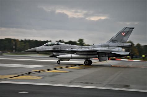 Samolot F-16 na lotnisku w Łasku